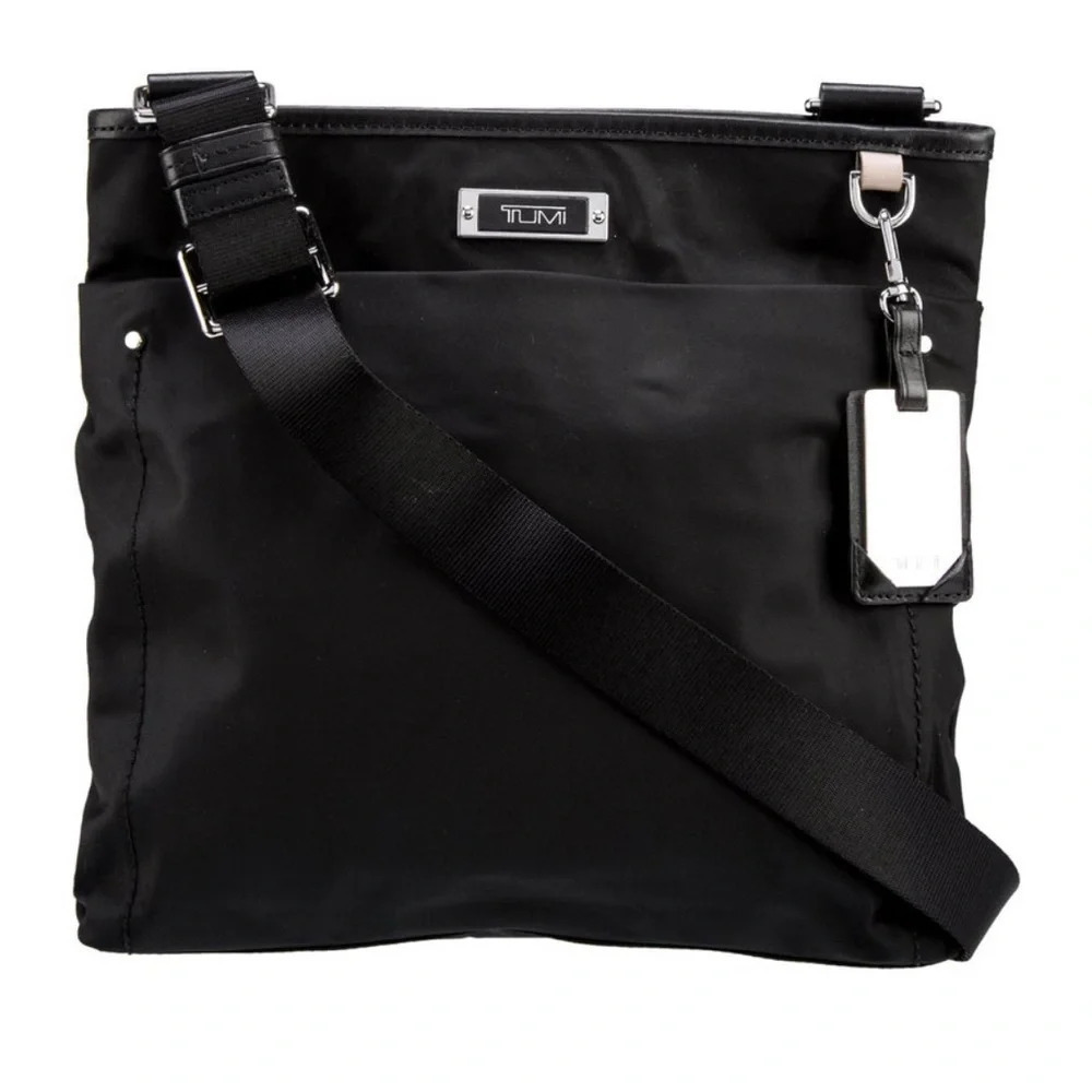 Tumi nylon crossbody bag in black I think it’s the voyager - Picture 3 of 16
